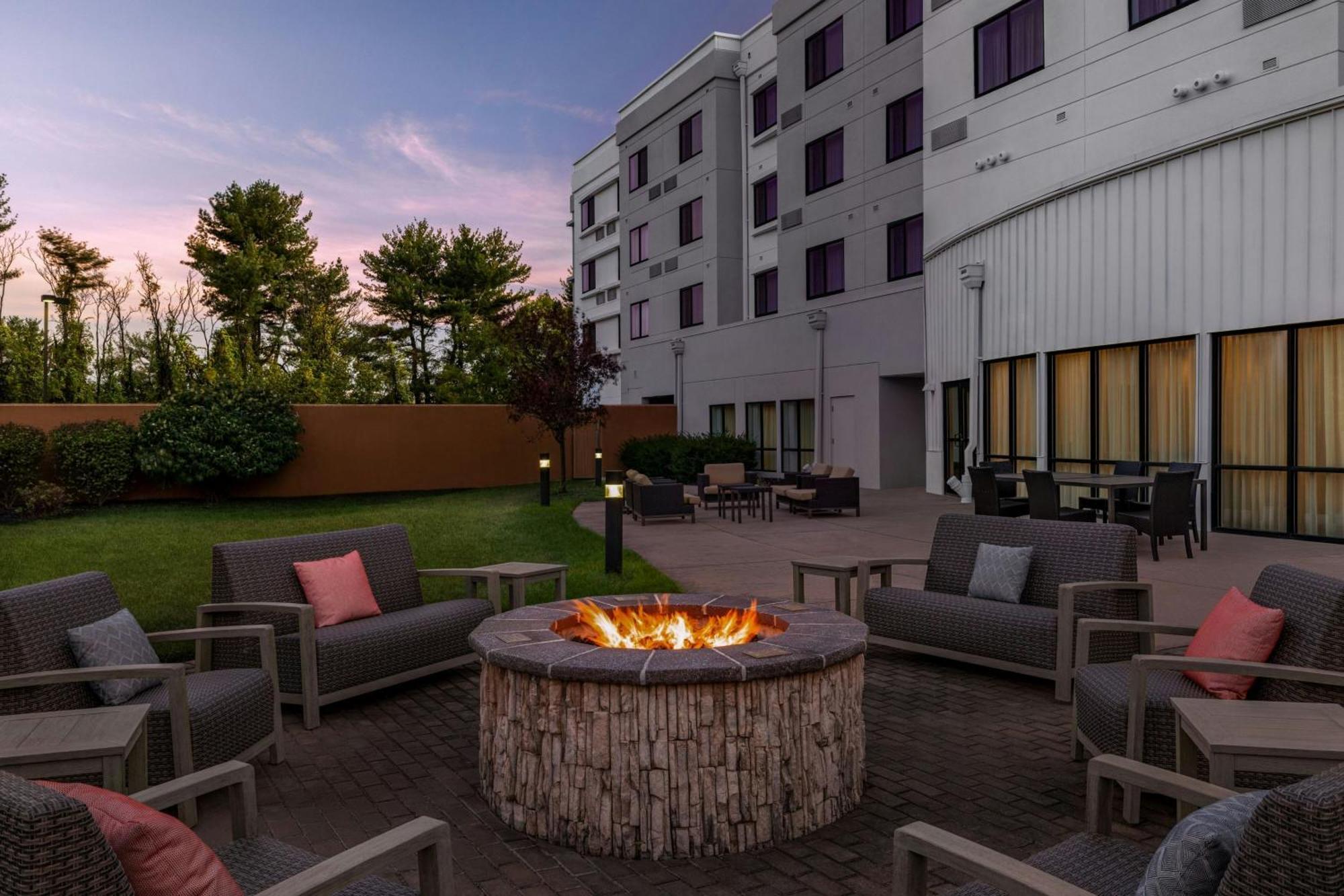 Courtyard Mt. Holly Westampton Exterior foto